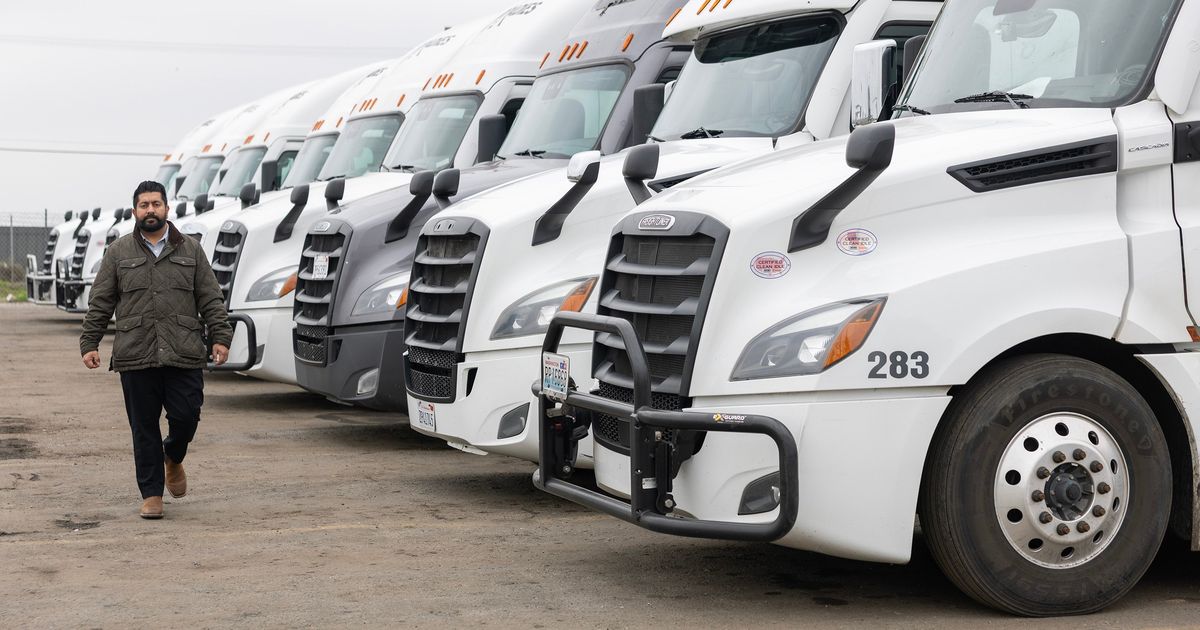 California se prepara para un enfrentamiento con Washington al volver a expedir licencias a los camioneros migrantes. Imagen destacada