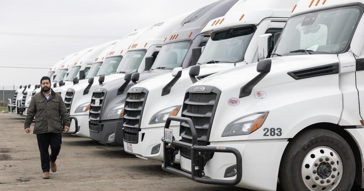 California se prepara para un enfrentamiento con Washington al volver a expedir licencias a los camioneros migrantes. Imagen destacada