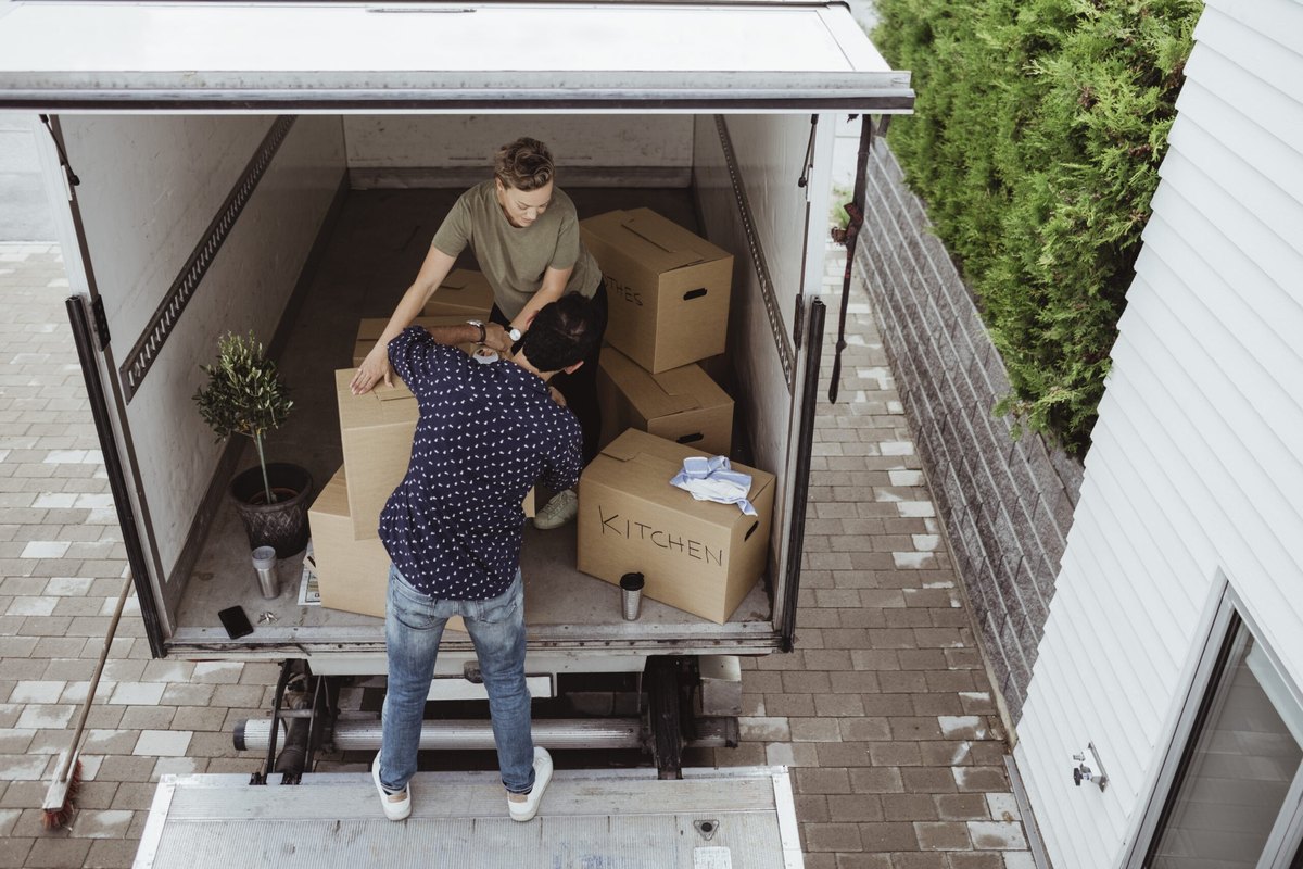 Top 10 Cities People Are Leaving—and What They All Have in Common Featured Image