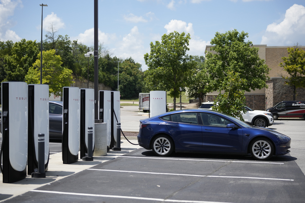 Tesla se enfrenta a una investigación federal sobre su función de conducción autónoma. Imagen destacada