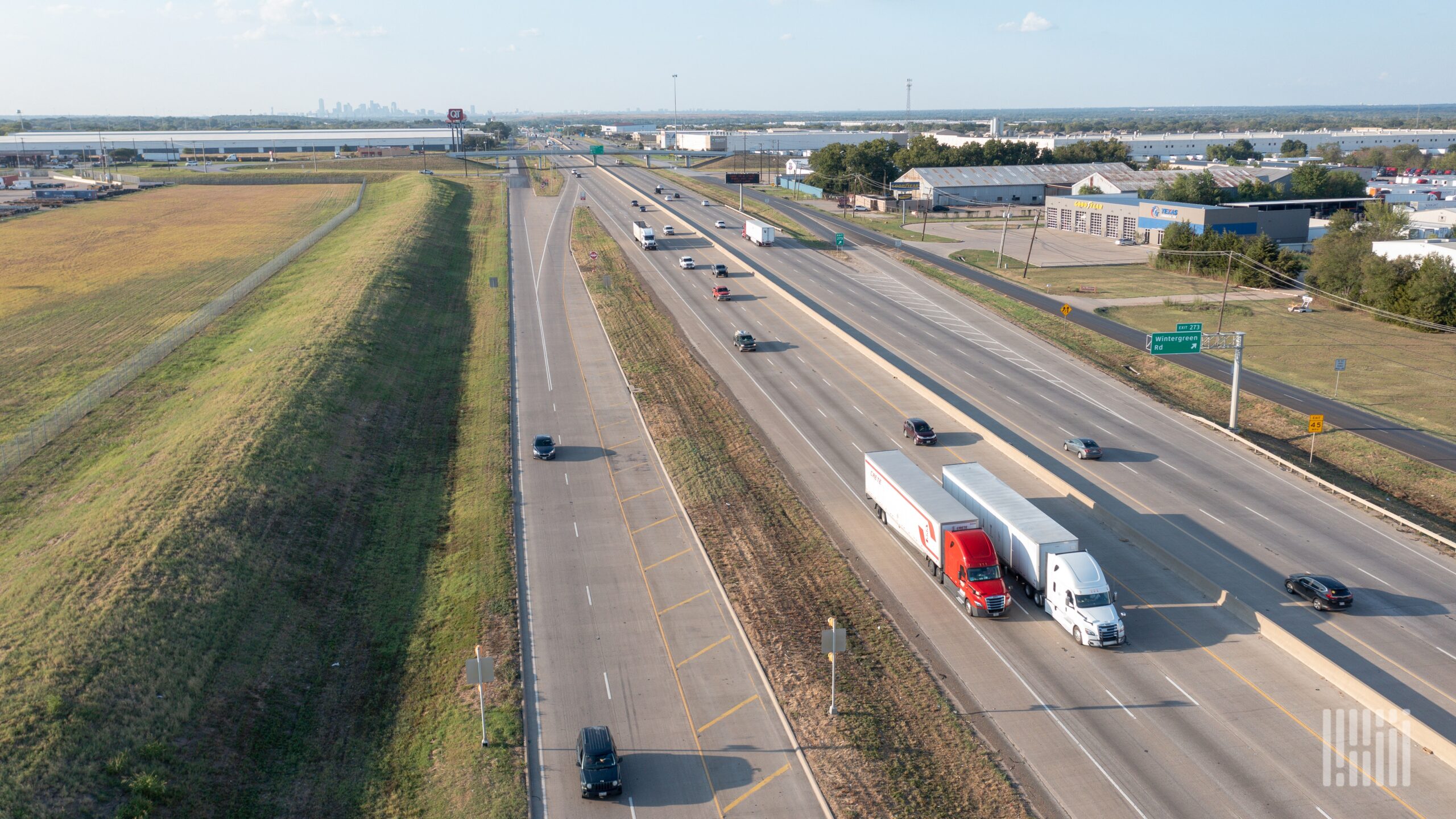 El transporte por carretera autónomo se enfrenta a riesgos cada vez mayores en materia de responsabilidad por productos defectuosos. Imagen destacada