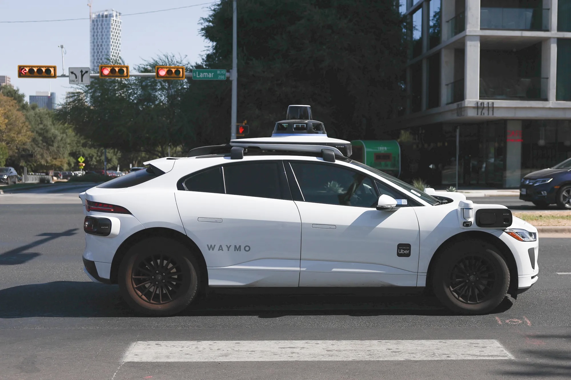 La respuesta al tiroteo de Austin plantea nuevas dudas sobre los coches autónomos. Imagen destacada