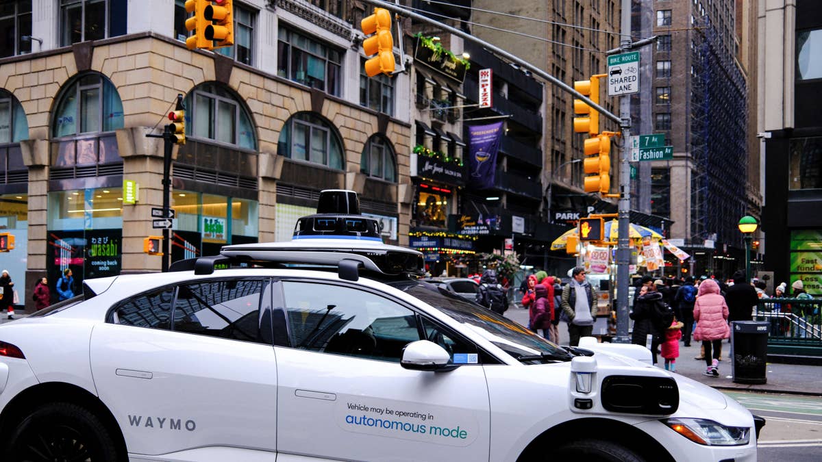 A pesar de la campaña de retirada, Waymo no parece capaz de solucionar este peligroso problema. Imagen destacada