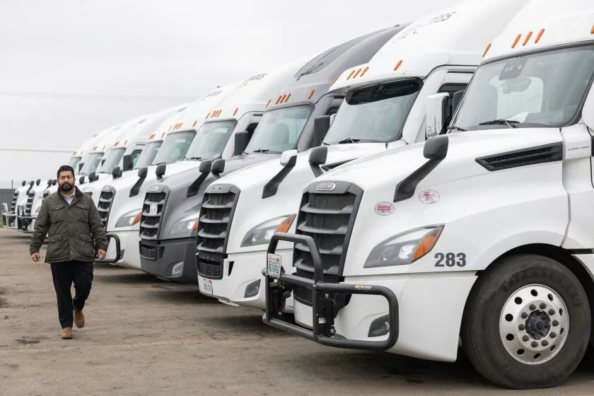 California se prepara para un enfrentamiento con Washington al volver a expedir licencias a los camioneros migrantes. Imagen destacada